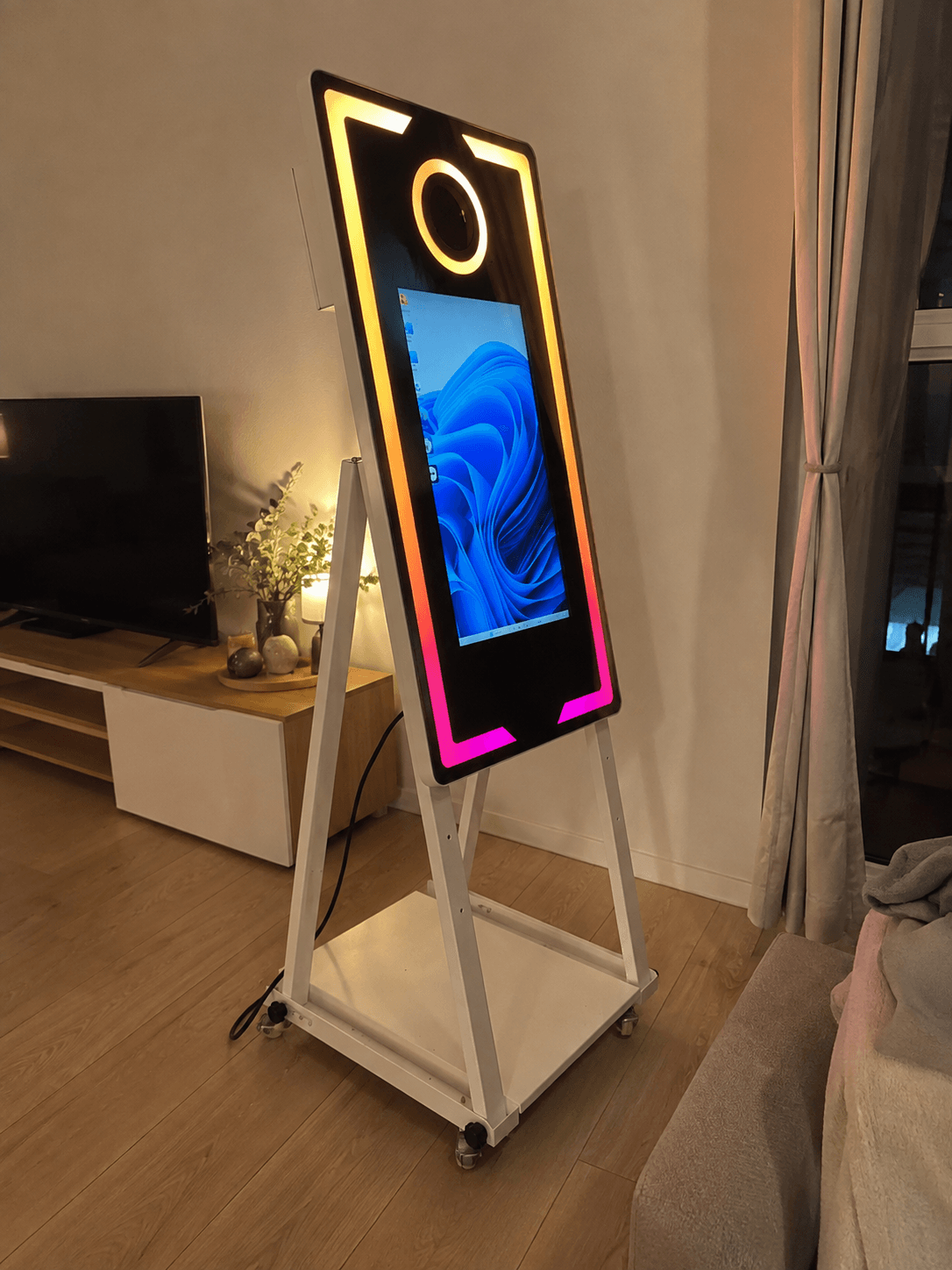PHOTOBOOTH MIROIR LED PROFESSIONNEL 21,5” – NEUF – FLIGHT CASE INCLUS